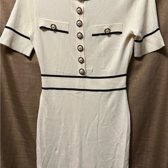 Elegant White Button-Front Dress - Picture 2 of 7